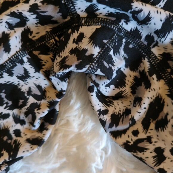 Zyia Active Snow Leopard Print Brilliant 7/8 Leggings Size 4 Black White 23" Run - Picture 9 of 10
